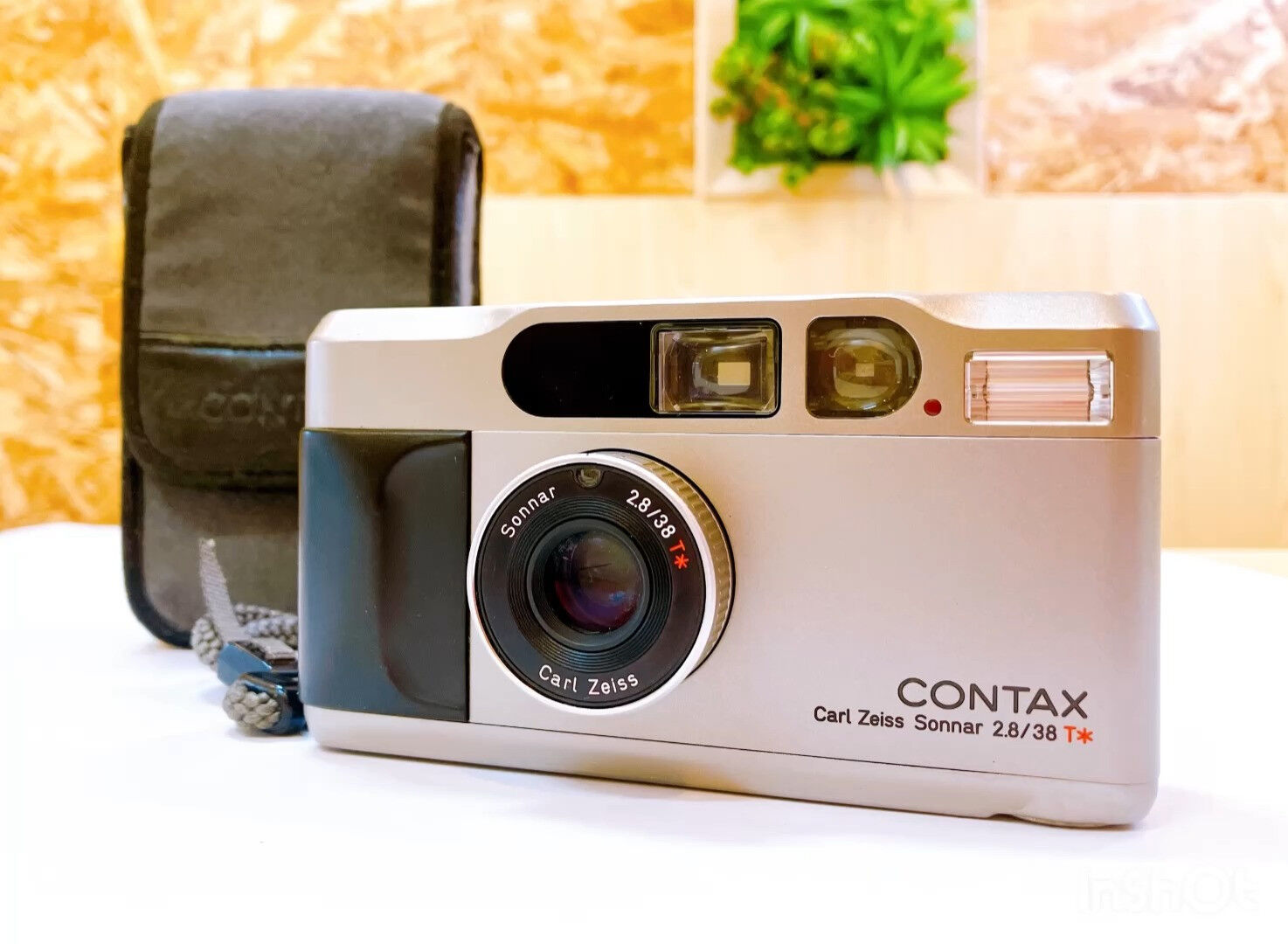 コンタックスのコンパクトフィルムカメラ、CONTAX T2を